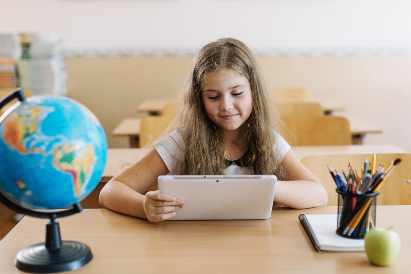 Enfant utilisant une tablette